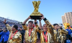 开云体育下载-2025湖南省足球联赛：永州队冠军巡游举行